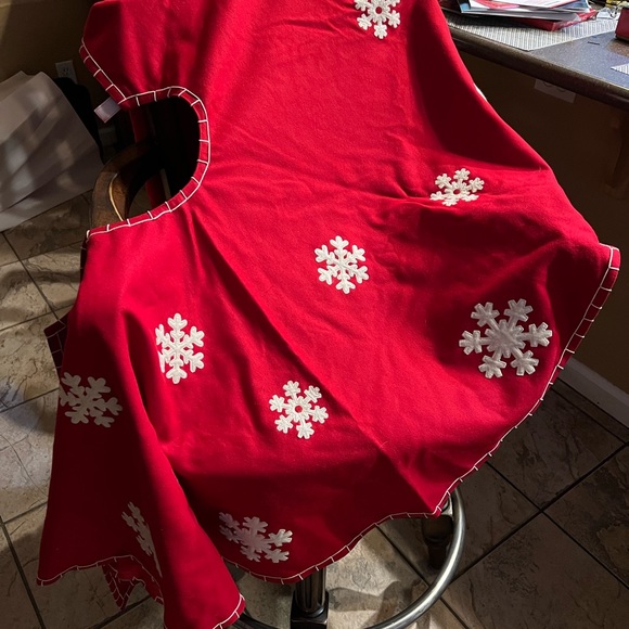 Red Wool Christmas Tree Skirt - Picture 1 of 3